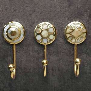 Crochets muraux en laiton antique très recherchés avec des designs frais pour des accents de maison haut de gamme - Product Image 1