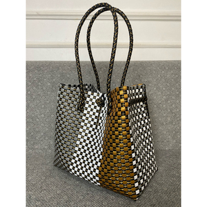 Bolsos de plástico reciclado para mujer de Indonesia, ropa tejida con diseño ecológico - Product Image 1