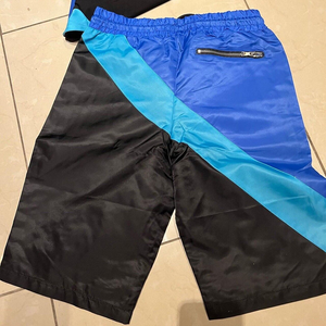 Ensemble survêtement homme personnalisé à blocs de couleur, ensemble deux pièces, chemise à manches courtes et short, tenue décontractée d'été avec logo - Product Image 4