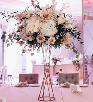Centre de table de mariage artistique de qualité supérieure avec un support floral décoratif et des bougeoirs en métal pour les décorations d'événements