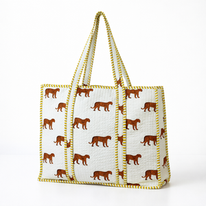 Bolsa de mano grande con estampado de leopardo - Blanca y amarilla, bolsa de mano sostenible de algodón suave, bolsa de compras ecológica - Product Image 1