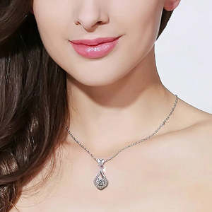 Colgante de Corazón con Cadena, Chapado en Oro de 18K, con Engaste de Bisel Moderno para Compromiso o Boda, con Zirconia - Product Image 4
