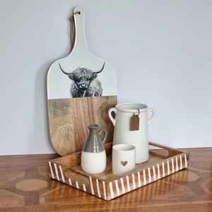 Plateau ottoman en bois avec détail blanchi à la chaux. L'élégance rustique rencontre la fonctionnalité - Product Image 1