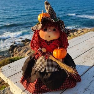 Muñeca de Trapo de Bruja Personalizada OEM Hecha a Mano de 24 cm, Juguete de Peluche al por Mayor, Muñeca Sentada Suave y Adorable con Sombrero y Escoba - Product Image 4