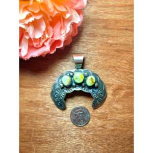 Pendentif artisanal vintage en argent sterling avec variscite Chimney Butte Palomino, serti clos, incrustation turquoise, motif numéroté - Product Image 2