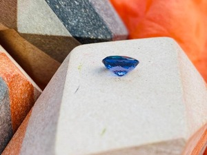 Pierre précieuse Tanzanite certifiée Mehrajudin Gems 2,33 ct, bleu violet, taille ovale, naturelle, alternative, traitement par cirage/huile - Product Image 3