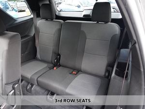 Negro usado 2024 Chevrolet Traverse LT Cloth AWD con asientos de tela de tercera fila Asientos Sistema de navegación Asientos calefactables Arranque remoto - Product Image 4