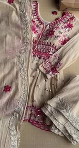 Costumes pakistanais de travail lourd à la demande avec pierre et Zari détaillant une magnifique collection de vêtements de mariage au meilleur prix - Product Image 6