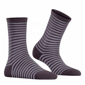 Venta al por mayor de calidad superior logotipo personalizado calcetines de la tripulación de algodón transpirable ajuste deportivo personalizado marca atlética para los hombres todas las estaciones - Product Image 6
