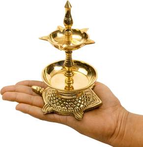 Lampe à huile en laiton Ghee Aarti Jyot Diya Arti pour Puja Heavy One avec poignée - Product Image 1