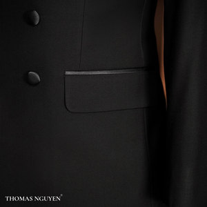 Un smoking pour homme sur mesure en deux pièces en noir Promise Ever comprenant une veste et un pantalon de la collection Lovey Dovey, Vietnam. - Product Image 3