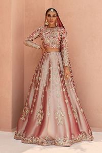 DISEÑADOR BORDADO TRABAJO EN BLUSA ROSA, LEHENGA CON VESTIDO DUPATTA Adornado CON CUENTAS DE CRISTAL, PIEDRA, DABKA work @ 2023 - Product Image 2