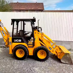 Chargeuse compacte et pelle rétrocaveuse JCB 1CX modèle 2022 d'occasion avec moteur Caterpillar, capacité de charge nominale de 9 tonnes, chargeurs avant et arrière - Product Image 4
