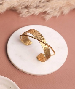 Elegantes pendientes de onda chapados en oro brillante, joyería de moda de latón delicado para mujeres con diseño curvo de moda de F S International - Product Image 5