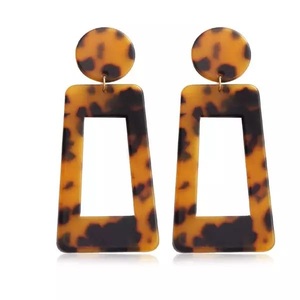 Pendientes de Resina de Color Personalizados, Hechos a Mano, de Alta Calidad, Brillantes y Lujosos para Mujer, de la India. - Product Image 3