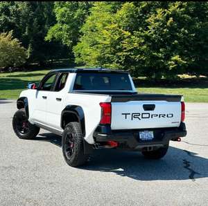 Caja de Cambios Automática para Toyota Tacoma Pickup 2024 con Volante a la Izquierda, Interior de Cuero Color Oscuro, Tamaño de Neumáticos R17 - Product Image 6