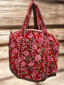 Sac de voyage matelassé en coton de créateur |   Sac de voyage fait main à imprimé floral |   Sac de voyage élégant - Product Image 4