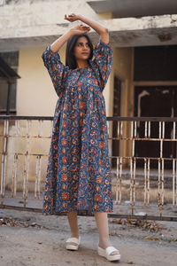 ชุดเดรสยาวพิมพ์ลายด้วยมือสำหรับฤดูร้อน ผ้าฝ้ายลายดอกไม้ ทำด้วยมืออย่างยั่งยืนสำหรับฤดูใบไม้ร่วง - Product Image 4