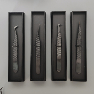 Pinzas de pestañas de acero inoxidable con agarre de fibra negra de 90 grados personalizadas - Product Image 2
