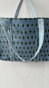 Sac fourre-tout bohème en coton matelassé, imprimé à la main, réversible, grand, bleu floral, écologique, fermeture ouverte, sac de shopping fait à la main - Product Image 6