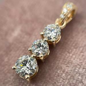 Colgante de diamante cultivado en laboratorio de tres piedras, colgante de diamante CVD para mujer, colgante de brida creado en laboratorio de corte redondo 1,0 Ctw, oro amarillo de 14K - Product Image 2