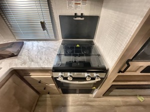 Remolque Usado F-o-r-e-s-t R-i-v-e-r S-o-l-a-i-r-e 243BHS 2025 - Product Image 4