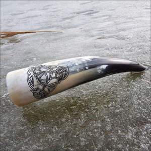Cuerno Vikingo para Beber con Grabado Animal Pulido Único, Diseño de Vaca de Alta Calidad, Estilo Náutico para Decoración Nórdica Navideña - Product Image 2