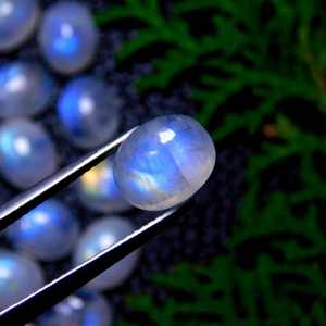 Natural Blue Fire Rainbow Moonstone calibrado cabujón piedra preciosa forma ovalada para la fabricación de joyas - Product Image 4