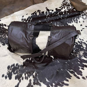 Vente en gros Grand sac polochon unisexe en cuir de vachette marron foncé Design personnalisé Weekender Sport Polyester Fabricant OEM en vrac - Product Image 2