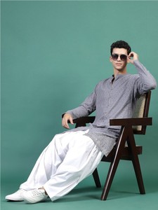 Top vente de haute qualité Kurta géométrique brodé paillettes Mandarin col Georgette Kurta ensemble pour hommes au prix de gros - Product Image 3