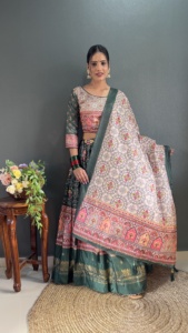 Hermosa colección de Lehenga de último diseñador con hermosa impresión y trabajo de lámina - Product Image 4