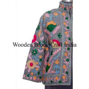 Chaqueta Acolchada de Invierno para Mujer, Hecha a Mano, de Alta Calidad, con Bordado Suzani, Tejido de Algodón, Diseño Estilo Bata - Product Image 2