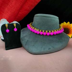 ชุดสร้อยคอไข่มุกมันเงาดีไซน์มินิมอลประดับด้วยไข่มุกแวววาวทำให้สวมใส่ได้ทั้งแบบทางการและไม่เป็นทางการ - Product Image 3