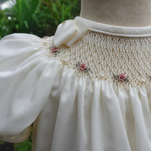 Robe en lin doux smockée faite à la main pour les petites filles, style décontracté pour le premier anniversaire de bébé, fabrication OEM au Vietnam - Product Image 6