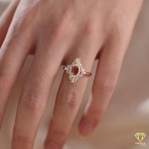 Vente en gros de bagues en diamant de laboratoire bijoux de fiançailles de luxe avec coupe ronde pour femmes disponibles à un prix abordable - Product Image 5