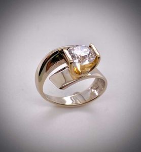 แหวนหมั้นเพชรพลอยสีเขียวมรกตสังเคราะห์ ทอง 18K ชุบทอง ประดับเพชร ได้รับการรับรองจาก IGI - Product Image 3