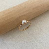 Bague fine minimaliste empilable en argent sterling 925 plaqué or 14 carats avec perle d'eau douce naturelle de 5 mm pour femme