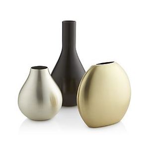 Jarrón de metal para espacios habitables que ofrece una presentación floral atractiva, apoyado por una construcción metálica robusta y duradera. - Product Image 2