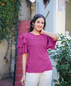 Vente en gros de hauts pour femmes en viscose à rayures, col rond et manches courtes, forme en S, couleur violette, vêtements confortables - Product Image 1