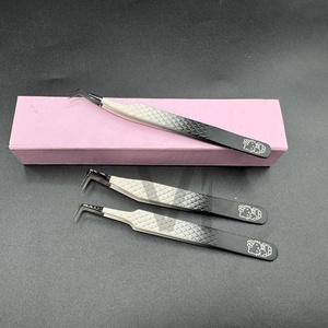 Pinzas de extensión de pestañas Hello Kitty de acero sostenible con logotipo personalizado, pinzas de extensión de pestañas con agarre de diamante de dos tonos para bota delgada de 90 grados - Product Image 6