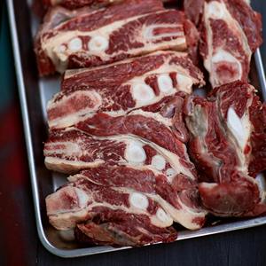 Costillas de Res Ternurentas y Jugosas con Vetas Naturales, Ideales para Asar, Estofar y Uso Profesional en la Cocina - Product Image 1