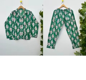 Conjunto de pijama de tela de algodón para mujer con estampado floral, ropa de dormir cómoda y elegante para uso diario - Product Image 1