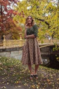 Vestido Floral Bohemio Estampado a Mano Hazel, Largo hasta la Pantorrilla, Verde Crema Marrón, Moda Ética - Product Image 2