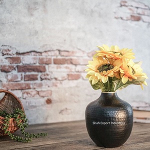 Vase à fleurs en forme de bourgeon fait à la main en métal noir mat martelé Design pour la maison salon décor de table Vase en métal - Product Image 2