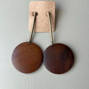 Pendientes bohemios ecológicos rústicos de madera marrón con ganchos dorados Accesorio de atuendo informal para mujeres Inspirados en los estilos Love Angel - Product Image 2