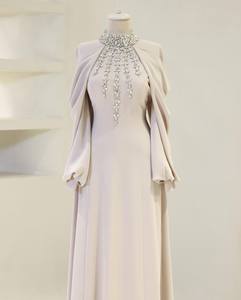 Robe longue de soirée vintage en satin à col montant, coupe trapèze, avec jupe ample, motif perles et cristaux, style écologique pour fêtes - Product Image 1
