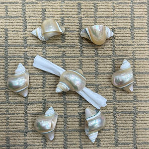 Anneau de serviette en coquille de mer d'origine artisanale du Vietnam: porte-coquille naturel fait à la main pour le réglage de la table de réception de mariage, 99 données en or. - Product Image 6