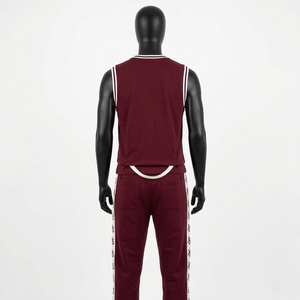 Conjunto de pantalones deportivos y camiseta sin mangas de algodón premium color granate con franja lateral estampada y logotipo personalizado. Camiseta y pantalón para hombre. - Product Image 6