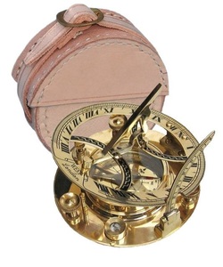 Compas compact en laiton de fabrication indienne pour les aventures en plein air ou les voyages et les randonnées disponibles à la vente - Product Image 3