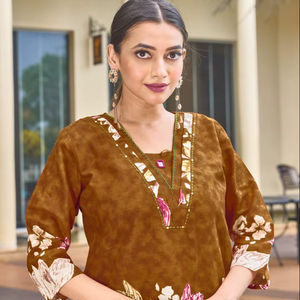 Ensemble coordonné en coton premium pour femmes |   Ensemble haut et pantalon imprimé à col en V et coupe trapèze, fait main |   Vêtements festifs indiens - Product Image 1